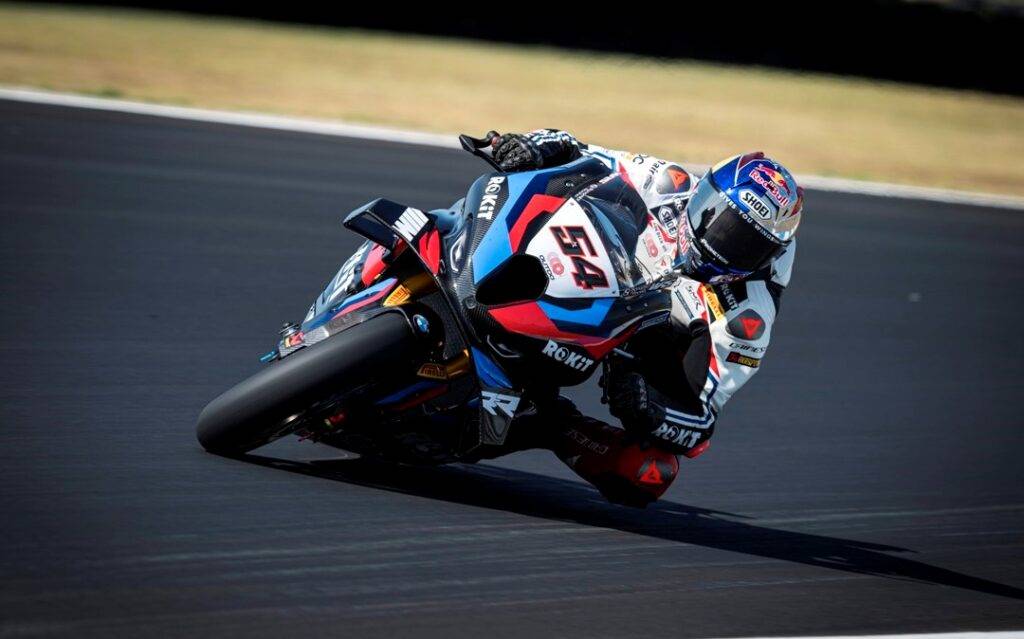 Razgatlioglu vince gara 1 con 7 secondi. Petrucci e Iannone completano il podio con una bagarre nostalgica!