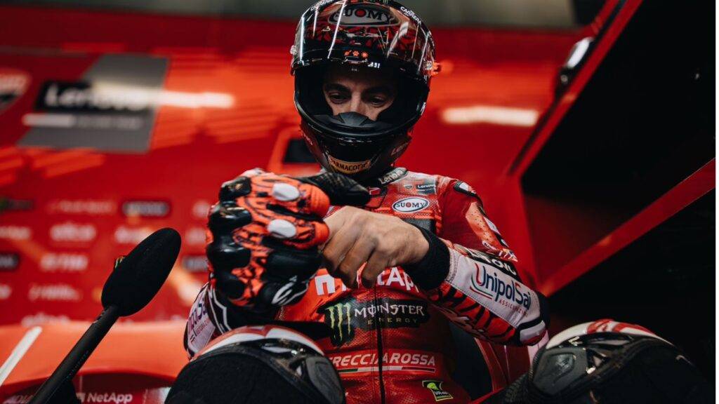 Pecco Bagnaia segna il nuovo record della pista di Misano. Seguono Martin e Marquez