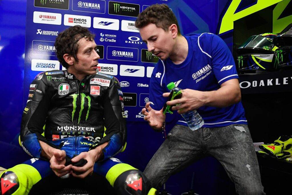 Avete sentito Valentino Rossi tornare a parlare del muro nel box? “Si parla tanto di Acosta, ma Lorenzo all’esordio ha messo subito le cose in chiaro.”