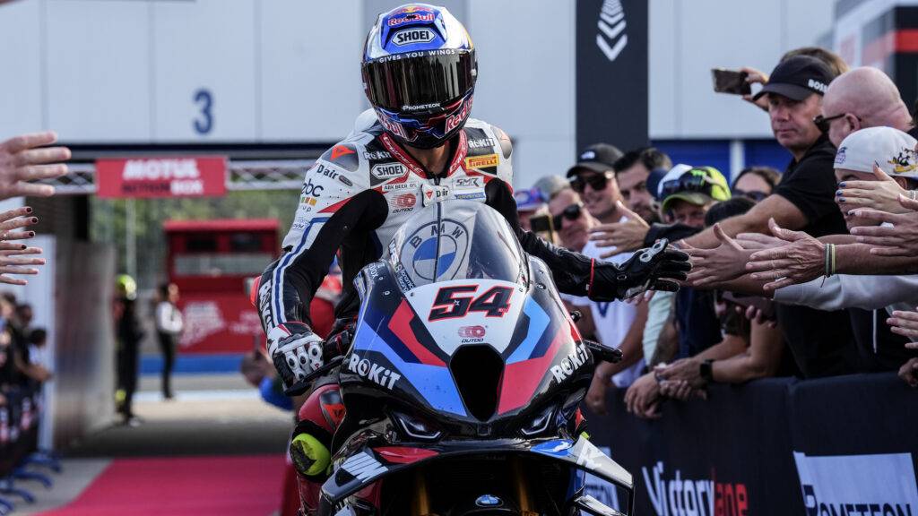 Toprak chiude in bellezza, trionfo in gara 2. Podio per Bulega e Van der Mark