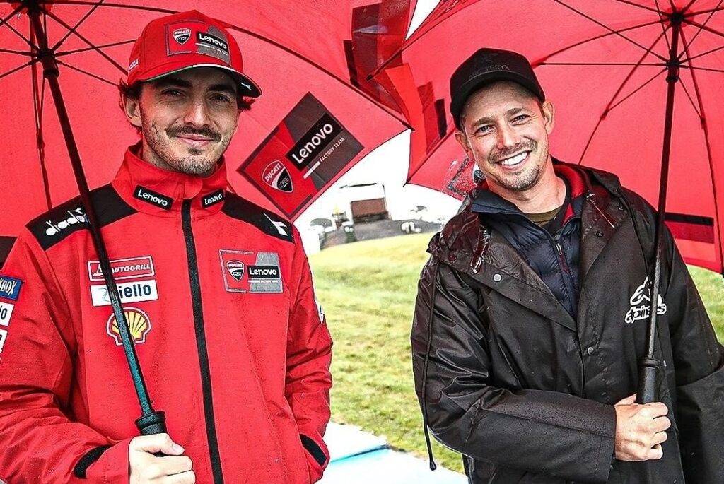 Stoner senza giri di parole: “È assurdo che Bagnaia rischi di perdere il mondiale; le Sprint non dovrebbero dare punti”.