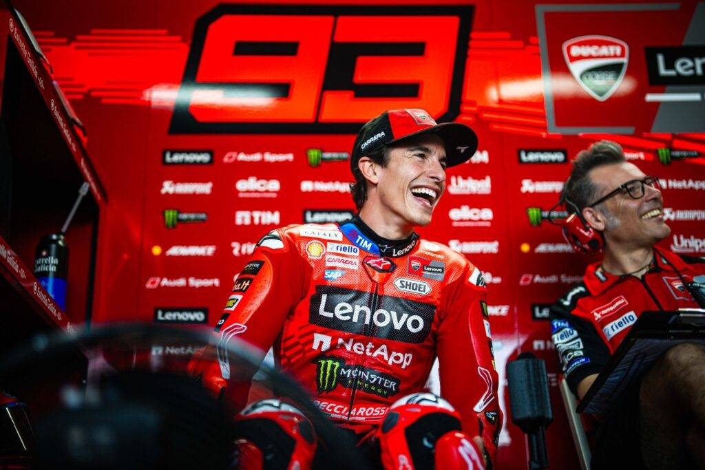 Marc Marquez è tornato, vinta la prima. 2° Alex e 3° Pecco Bagnaia che paga la gomma