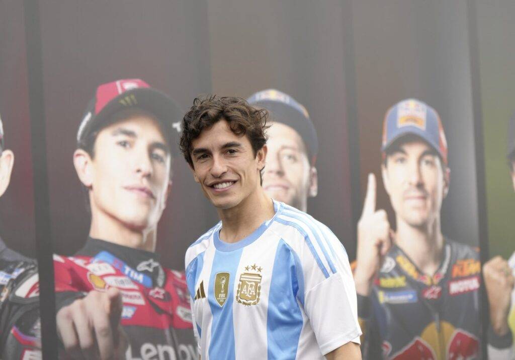 Marquez si sfrega le mani. Il sorriso a trentadue denti con cui si è presentato in Argentina