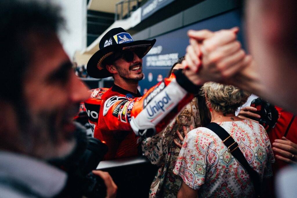 Ad Austin vince Pecco Bagnaia. Grande regalo di Marquez e mondiale apertissimo