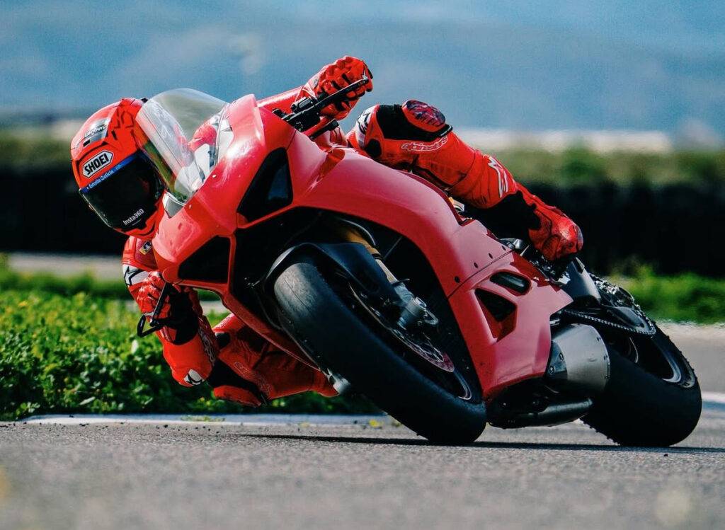 Bagnaia e Marquez non si fermano: allenamento in pista con la Panigale.