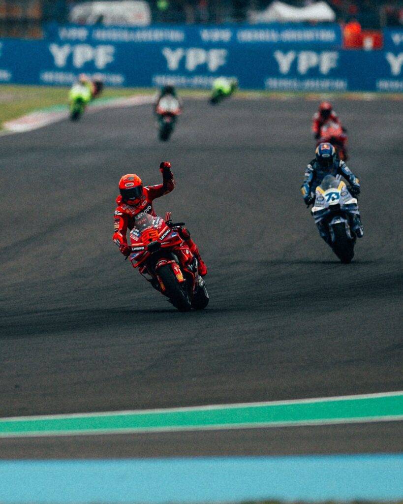 Marc Marquez non si batte: altra gara vinta davanti ad Alex. Bagnaia fuori dal podio