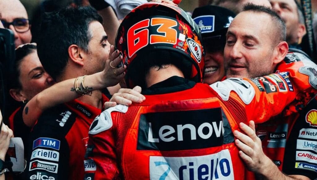 Pecco Bagnaia e Marc Marquez sotto i riflettori: ma davanti a tutti c’è Alex.