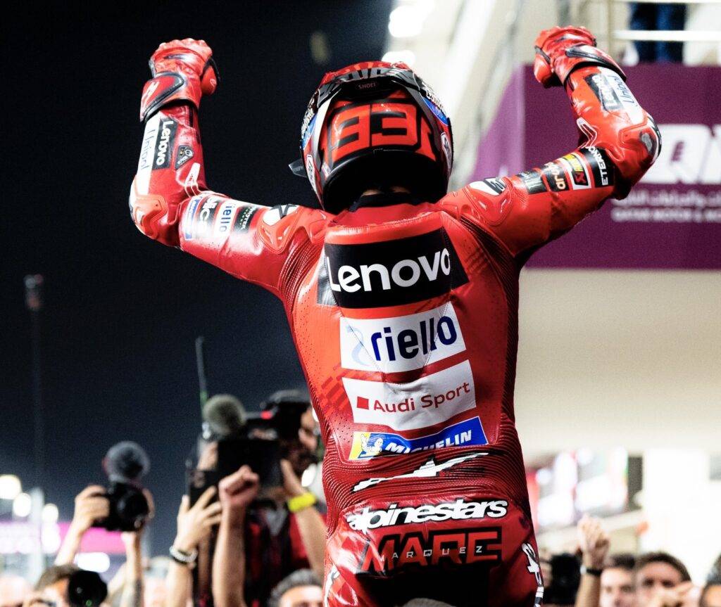 Marc Marquez festeggia la vittoria in Qatar