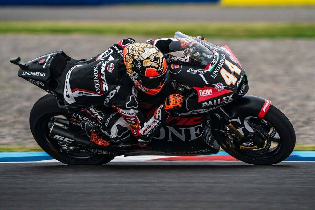 Moto2, Canet tira fuori il coniglio dal cilindro e chiude primo nelle practice. Alonso costretto al Q1!