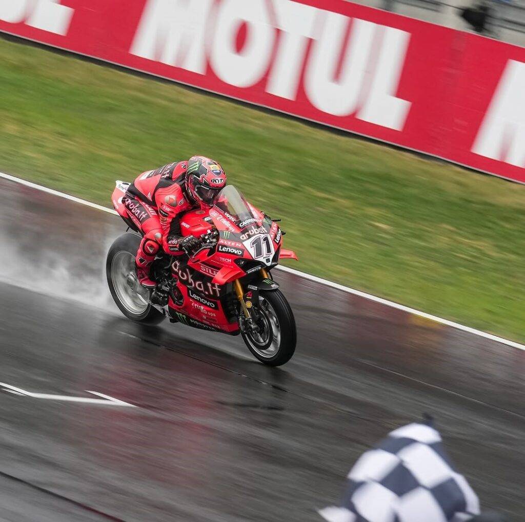 WorldSBK, Razgatlioglu vince una bagnata Superpole Race, out Bulega