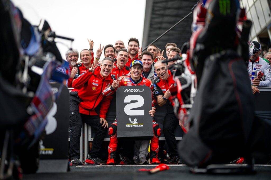 Marc Marquez festeggia insieme al team Ducati Lenovo il secondo posto a Le Mans