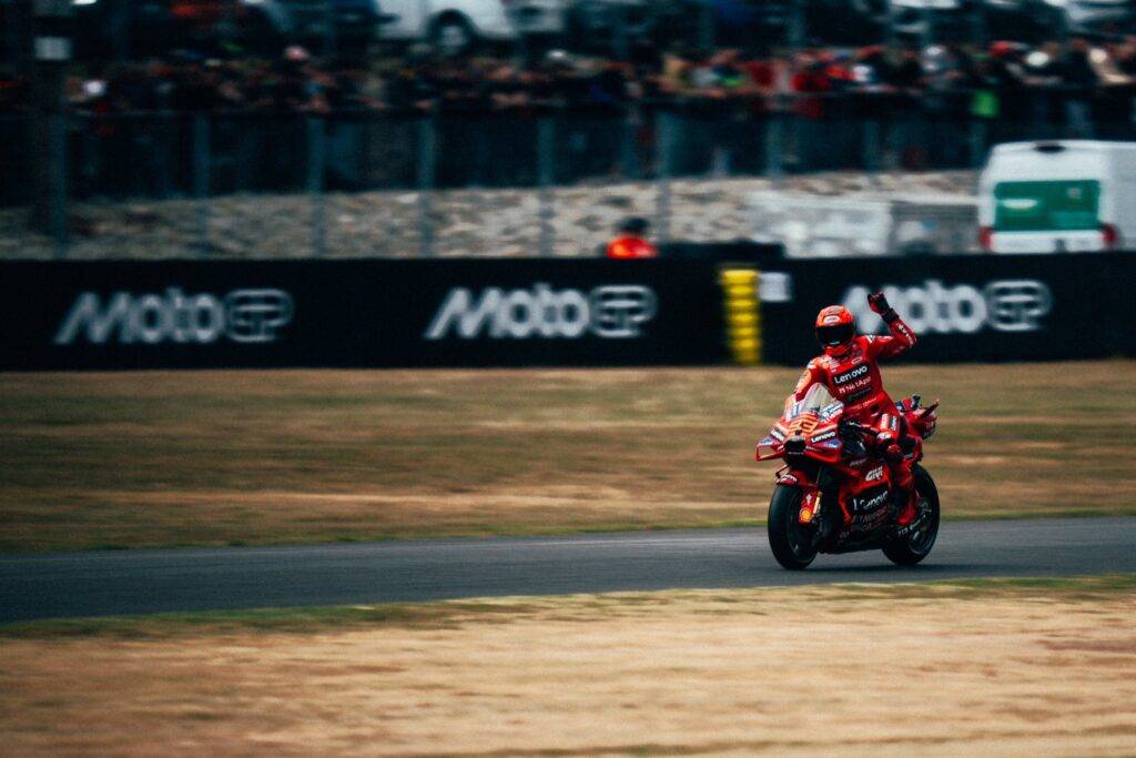 MotoGP, Marc Marquez vince una Sprint impeccabile, a terra Bagnaia.