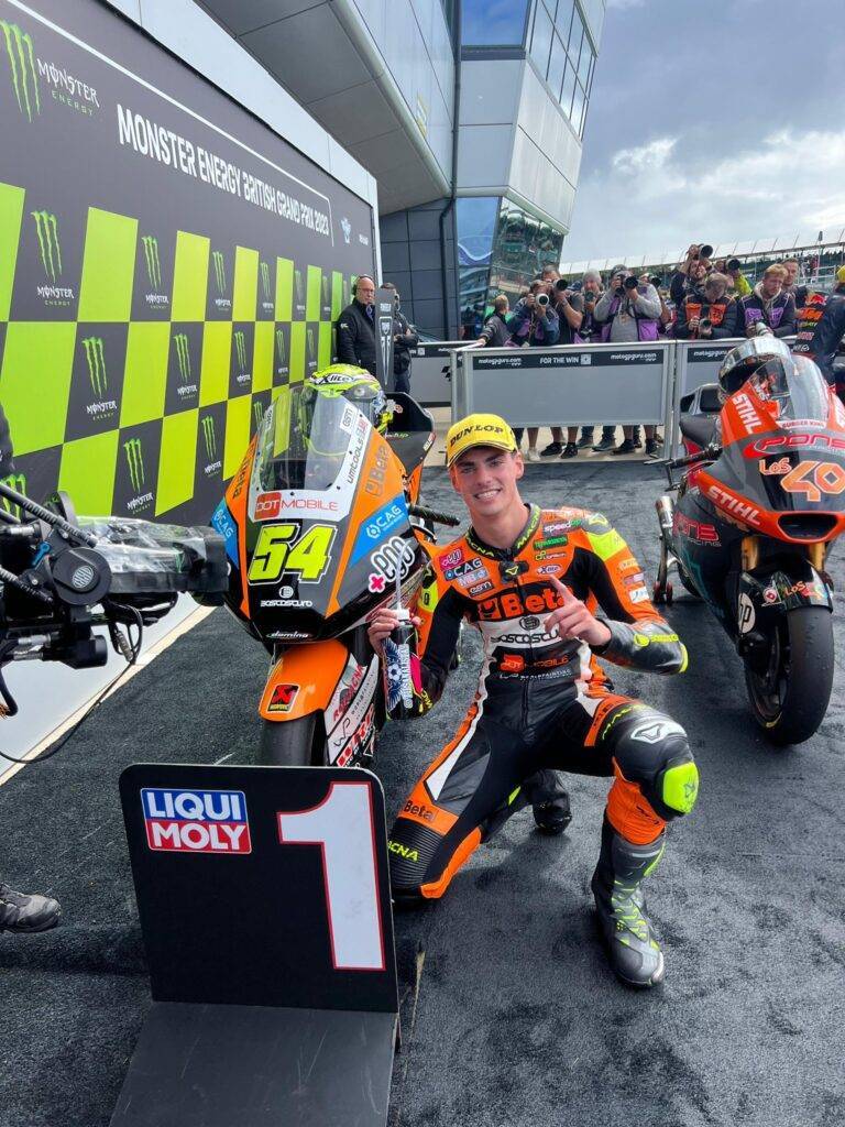 Fermin Aldeguer che esulta nel 2023 per la sua vittoria a Silverstone