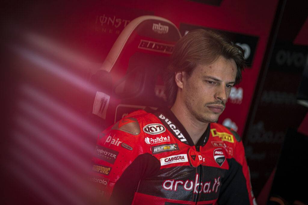 WorldSBK, 4 bandiere rosse in FP1, paura per Nicolò Bulega