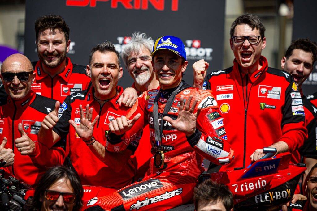 Dall'Igna festeggia insieme a Marc Marquez e al team Ducati la sesta vittoria nella Sprint del 2025