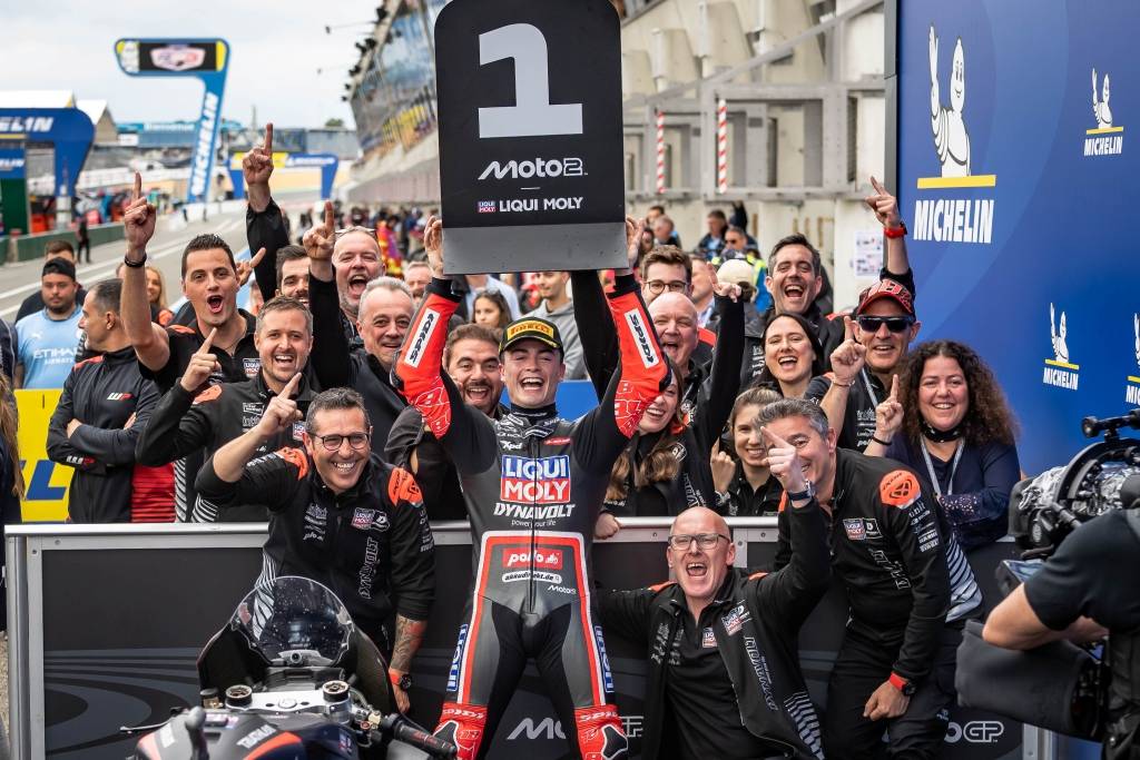 Manu Gonzalez festeggia la vittoria in Moto2 a Le Mans