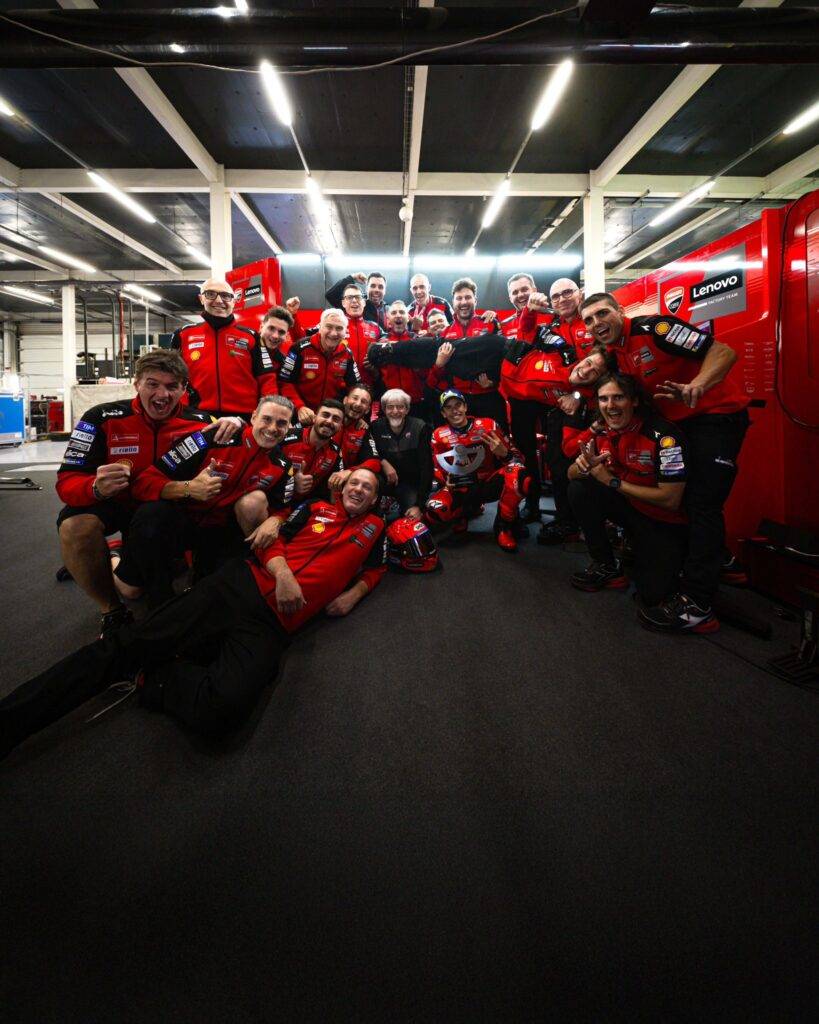 Marc Marquez festeggia il terzo posto nel suo box