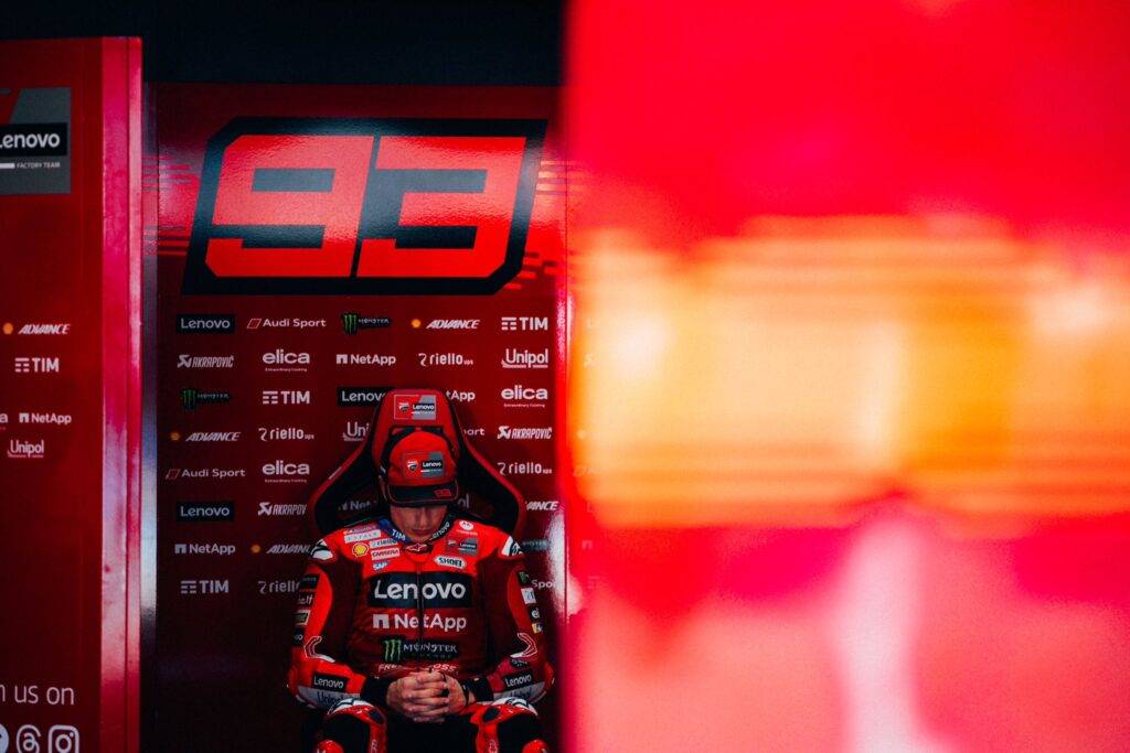 MotoGP, Marc Marquez rifila mezzo secondo a tutti nelle FP1, Binder secondo.