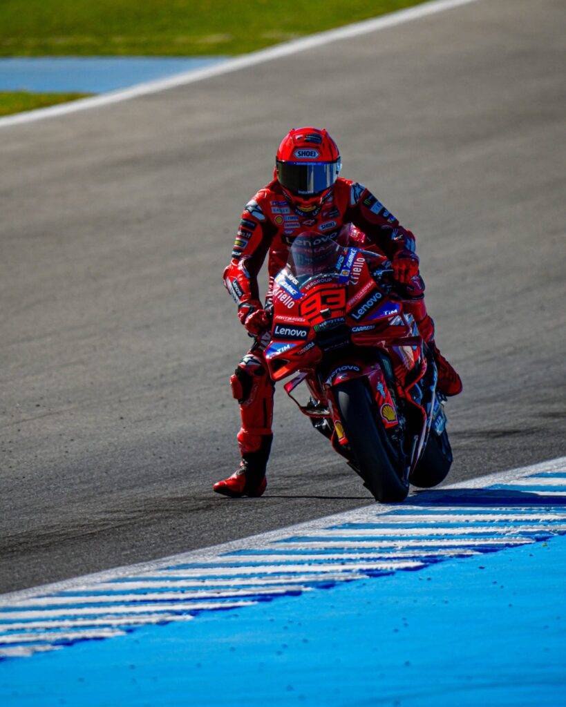motogp: marquez cade a jerez e limita i danni