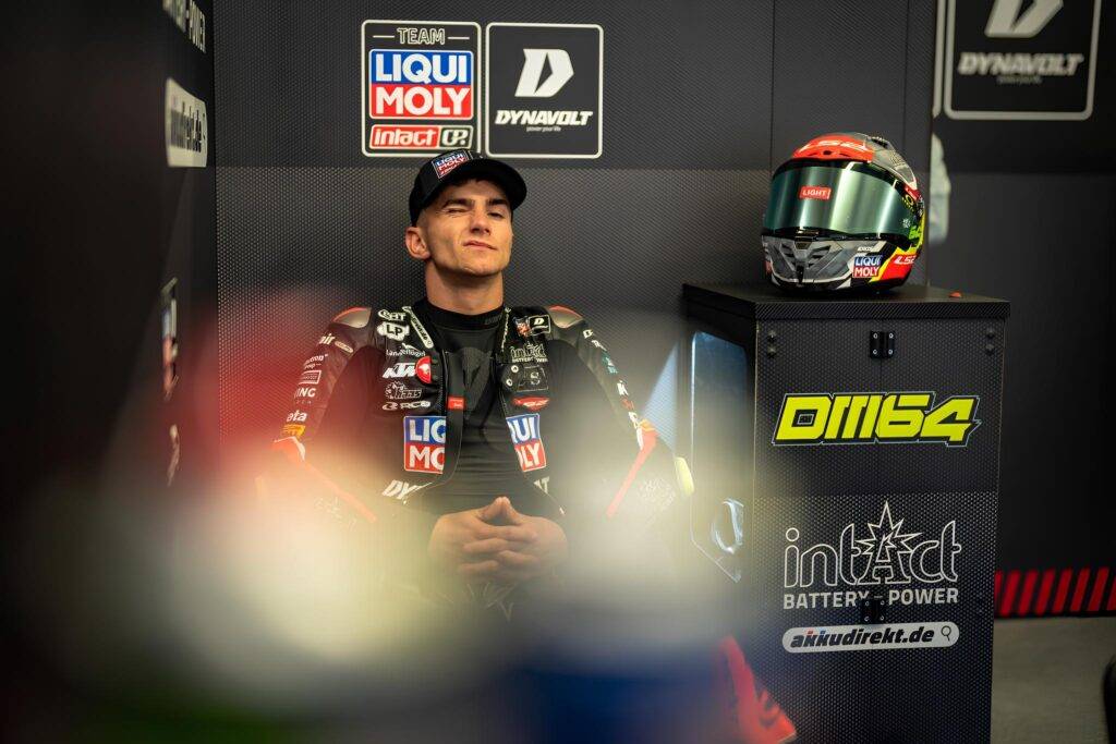 Moto3, Munoz sfrutta la scia di Pini e si mette davanti a tutti. Straordinario Quiles in Top 5