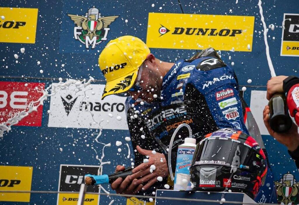 CIV Supersport, altra gara, altra guerra: Luca Ottaviani vince in volata Gara 1