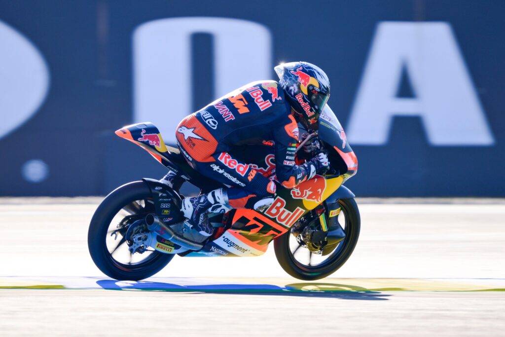 Moto3, Rueda prende la pole dopo una qualifica dominata dal caos