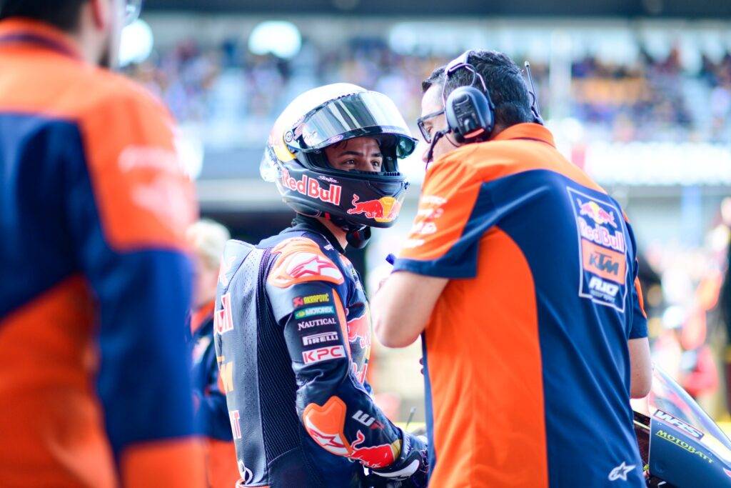 Moto3, Rueda vince grazie a un contatto tra Munoz e Kelso all’ultima curva. Pini cade mentre lottava per il podio