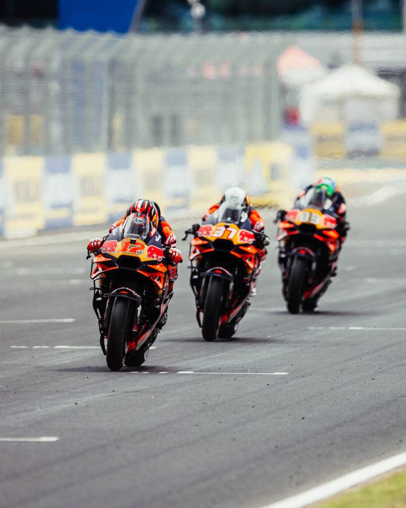 Maverick Vinales in lotta durante la Sprint con le altre KTM di Pedro Acosta e Brad Binder