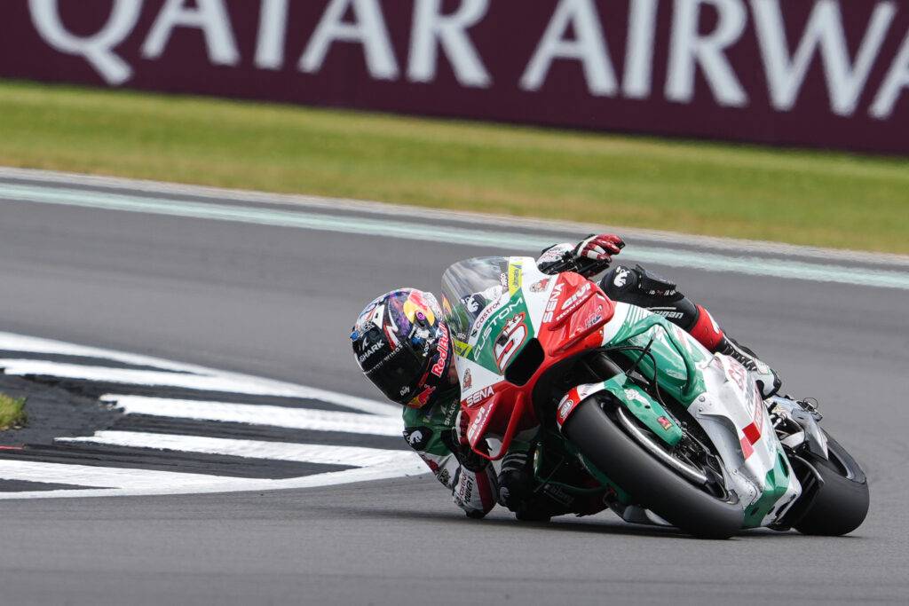 Johann Zarco esulta sul podio a Silverstone