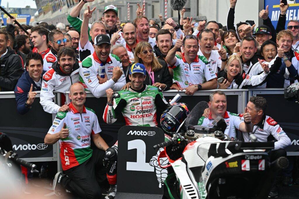 Non è uno scherzo, Johann Zarco ha vinto il GP di Le Mans: “Ho scritto una bella pagina nella storia della MotoGP”