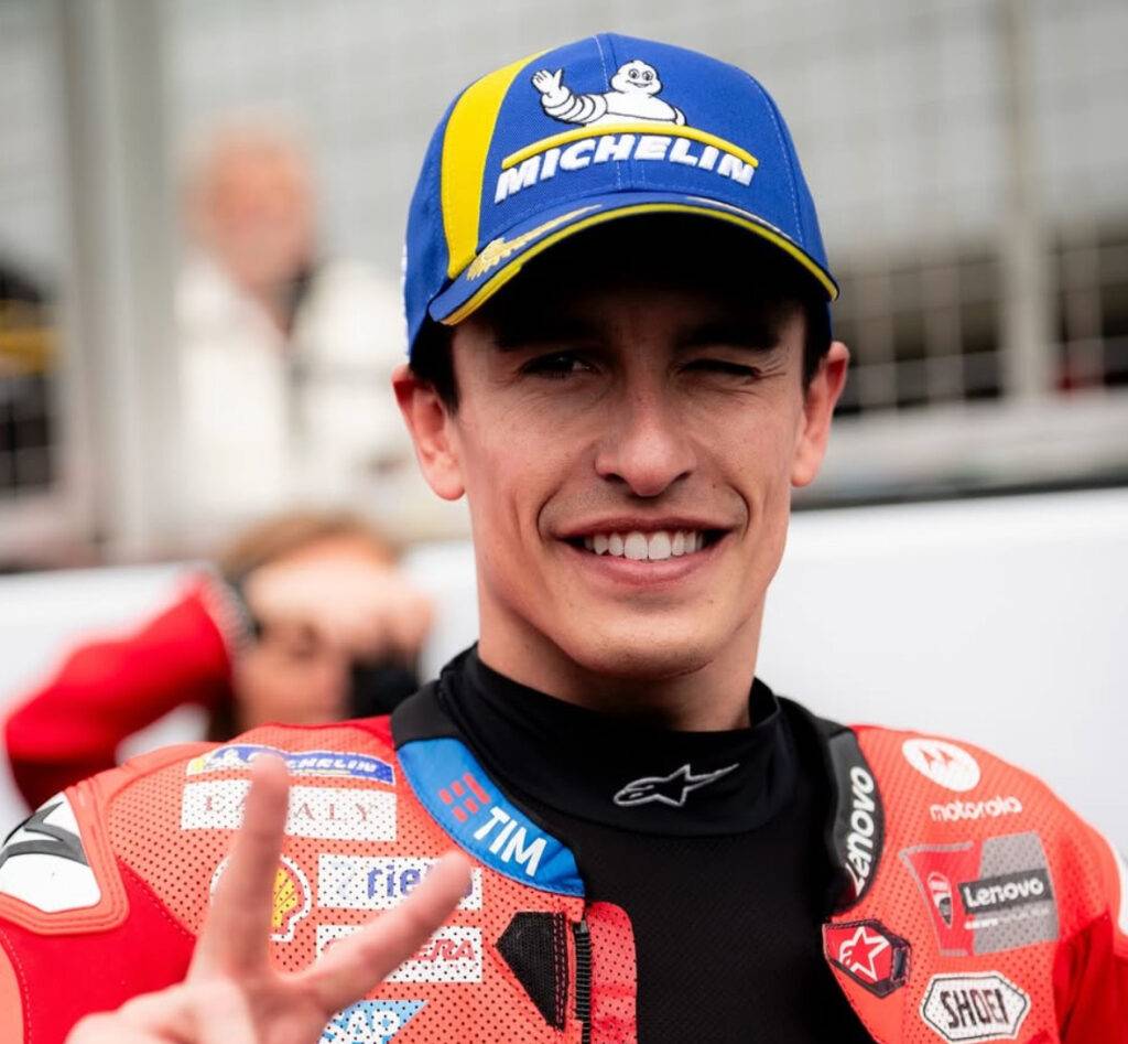 Marc Marquez inarrestabile ad Aragon, pole e giro record. Dietro di lui Alex e Morbidelli, 4° Pecco Bagnaia.