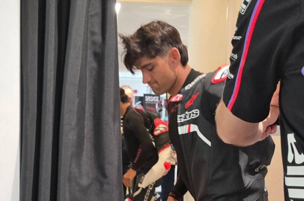 Jorge Martin all’Aprilia All Stars senza guanti, tuta e casco? Prende e va a comprarli in un negozio