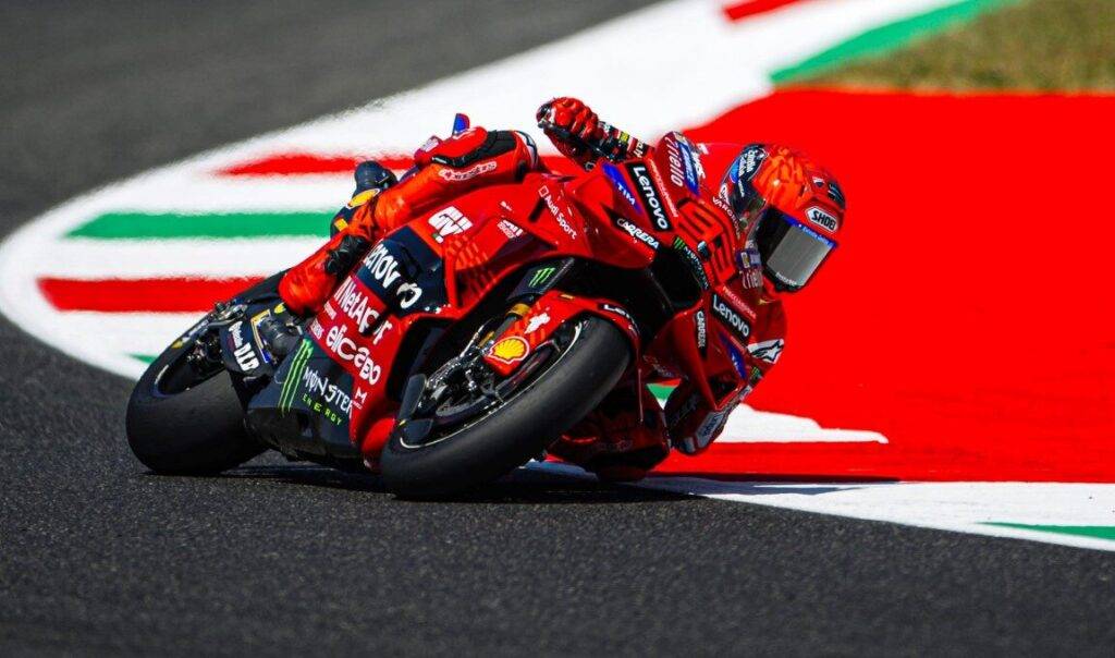 Marc Marquez cade ma non lo ferma lo stesso nessuno ad Assen; Bagnaia chiude le FP1 in 4° posizione.