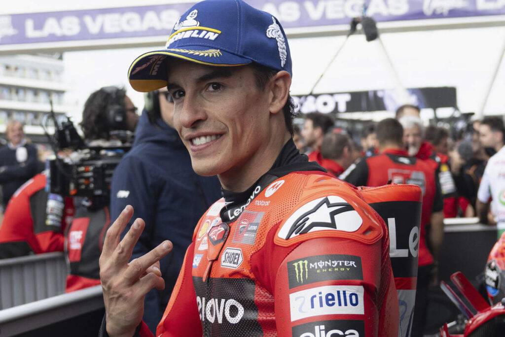 Marc Marquez vince la Sprint Race ad Assen davanti ad Alex e Bezzecchi; giù dal podio Pecco Bagnaia.