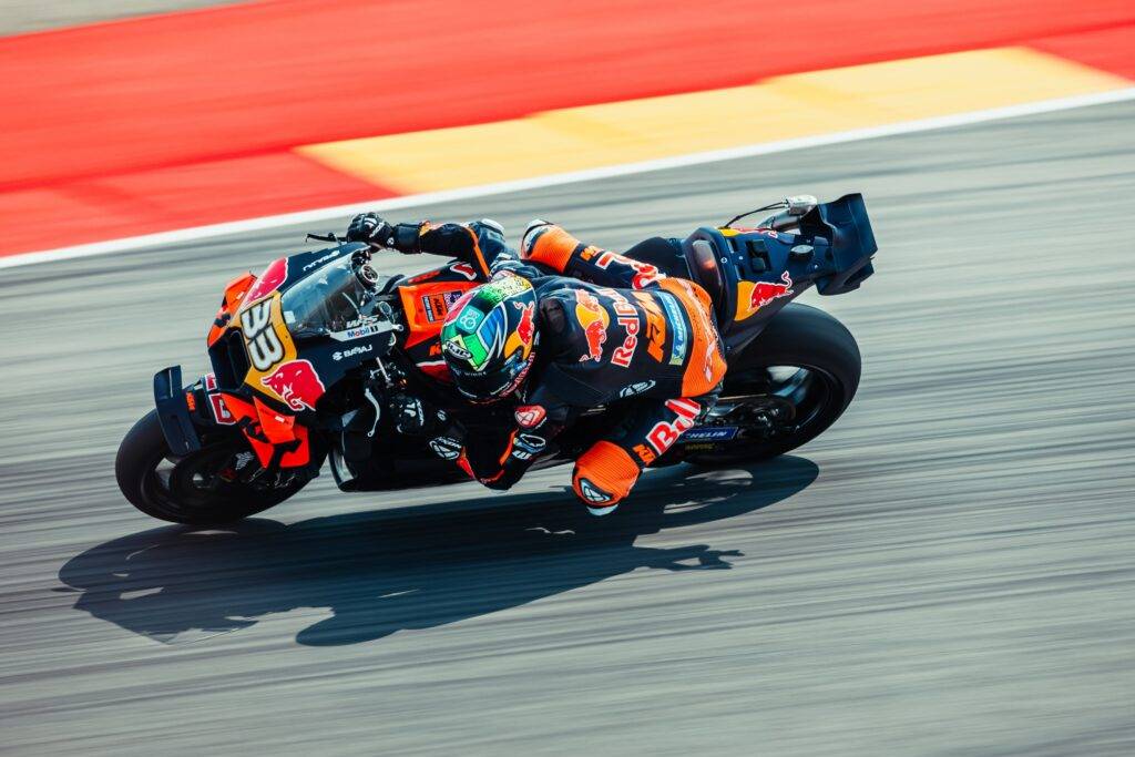 Brad Binder e Acosta fanno una doppietta KTM. Bagnaia 21esimo è in crisi.