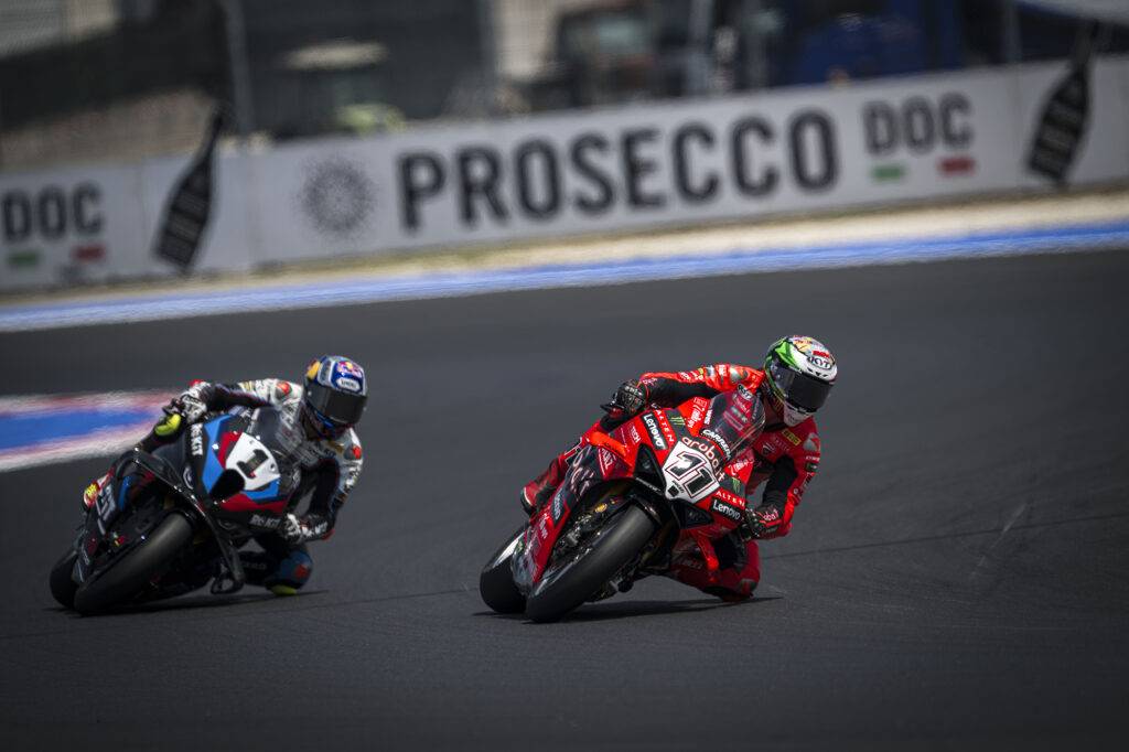 
Nicolò Bulega in lotta con Toprak Razgatlioglu a Misano