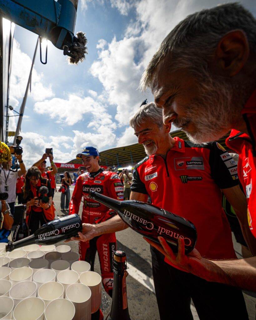 Marc Marquez, Gigi Dall'Igna e Mauro Grassilli festeggiano la vittoria ad Assen