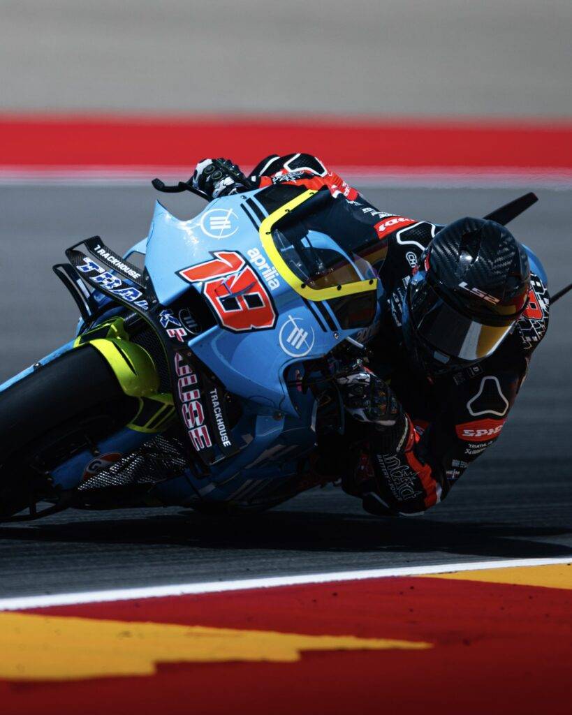 Manu Gonzalez in sella alla Aprilia MotoGP del team Trackhouse