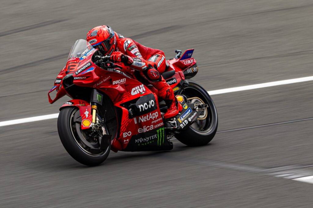 Marc Marquez ferma l’avanzata di Bezzecchi. Davanti a tutti c’è ancora il 93