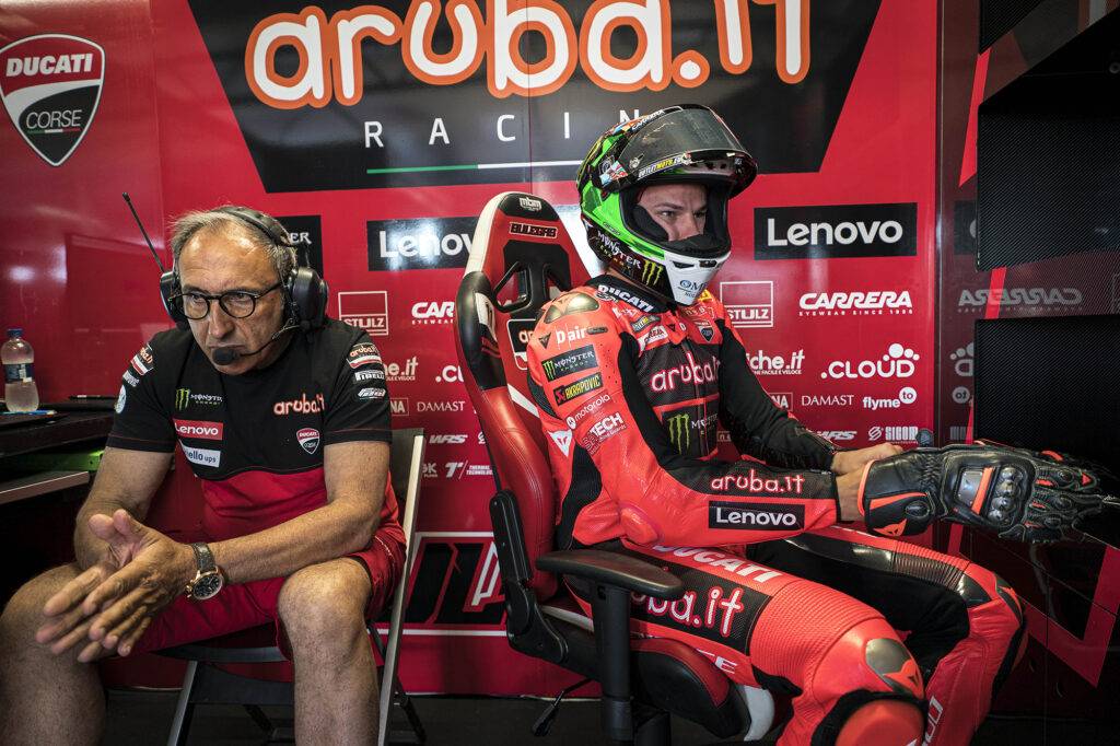 Nicolò Bulega nel box Ducati Aruba