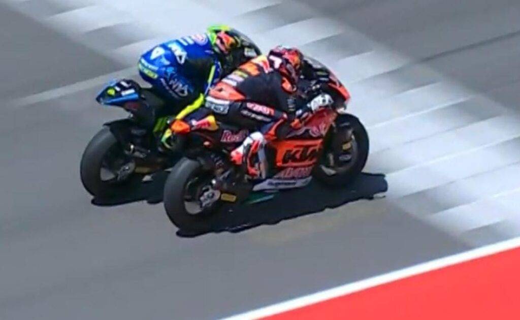 Si scrive la storia in Moto2! Il fotofinish più epico di sempre [+0.003].