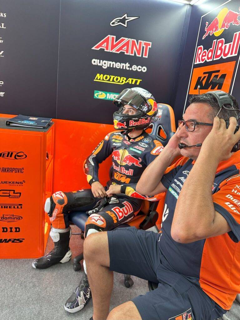 José Antonio Rueda ai box di KTM Ajo ad Aragon