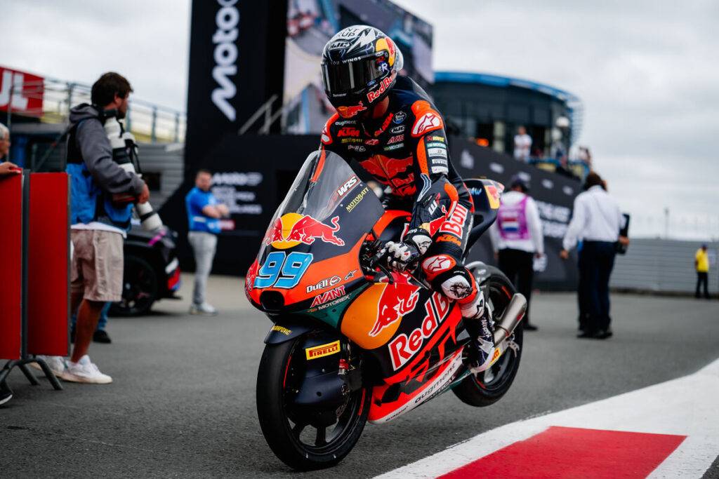 Moto3, Rueda vince ancora ad Assen. Disastro all’ultima chicane, Lunetta via in barella