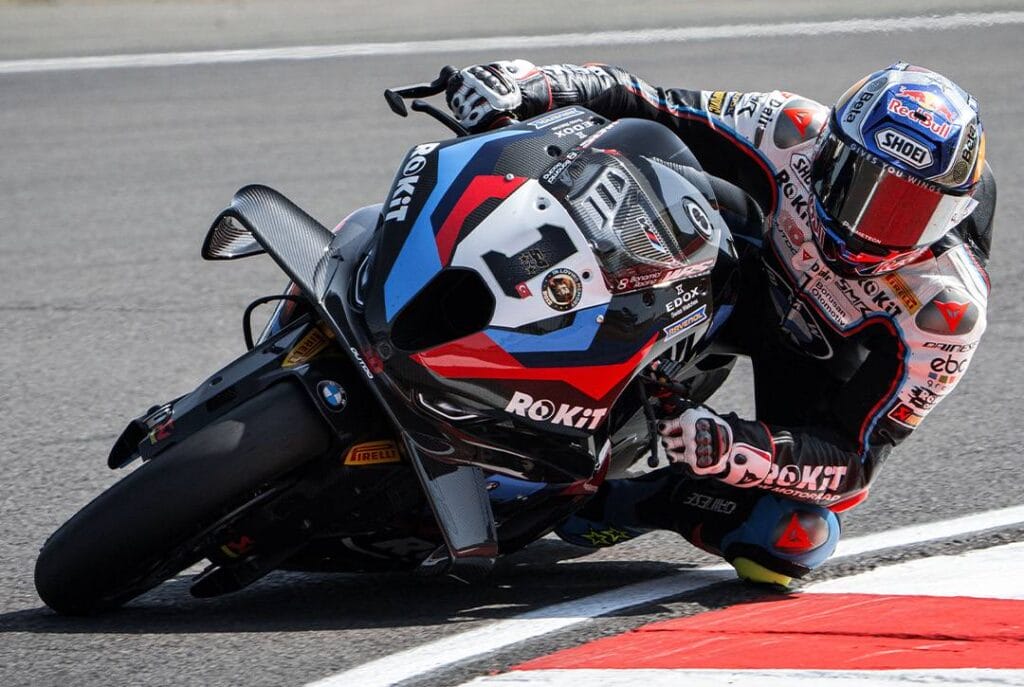 WorldSBK, Razgatlioglu padroneggia Gara 1 e va a -4! Alex Lowes cade mentre è in testa.