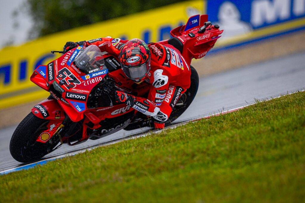 Bagnaia torna in pole a Brno! Marquez solo secondo, Quartararo chiude la prima fila