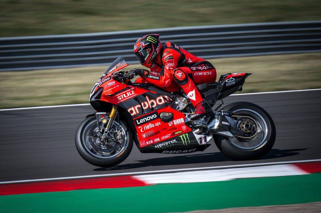 WorldSBK, Bulega sfrutta una brutta partenza di Toprak e vince Gara 2 ad Estoril: mondiale ancora aperto