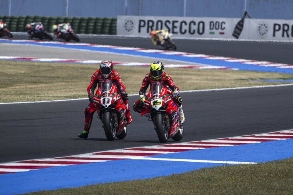 WorldSBK, il recap del venerdì a Donington. Bulega 1° con caduta, ma occhio agli outsider.