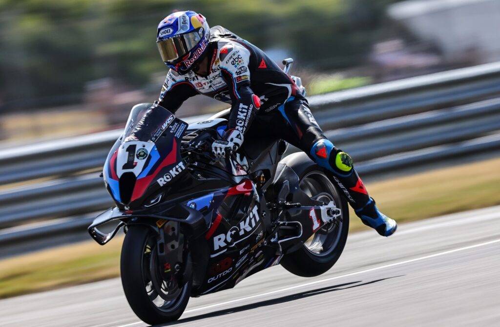 Toprak Razatlioglu in pista sulla sua BMWโ in WorldSBK