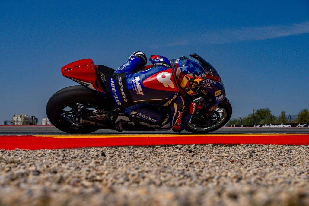 La pioggia sorprende tutti a metà turno in Moto2. Roberts chiude leader