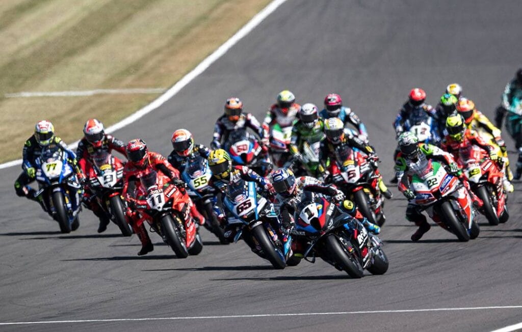 WorldSBK, Razgatlioglu scatenato anche in Superpole Race, podio in casa per Sam Lowes.